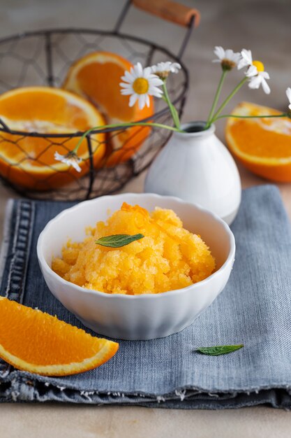 Delizioso dessert di granita con angolo alto di arancia