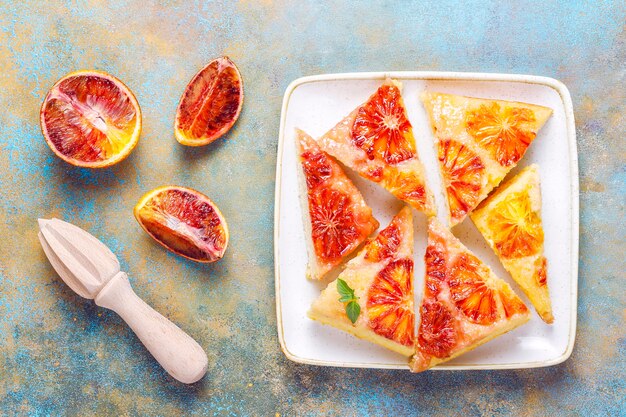 Delizioso dessert francese tatin di crostata con arancia rossa.