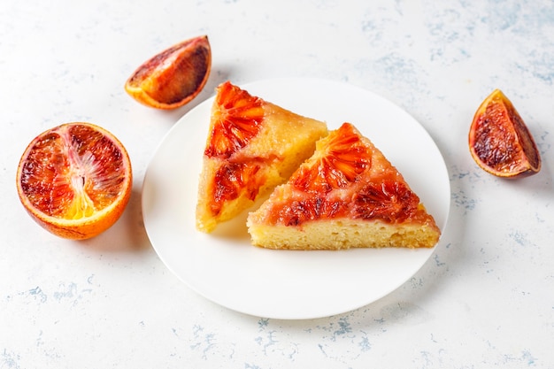 Delizioso dessert francese tatin di crostata con arancia rossa.