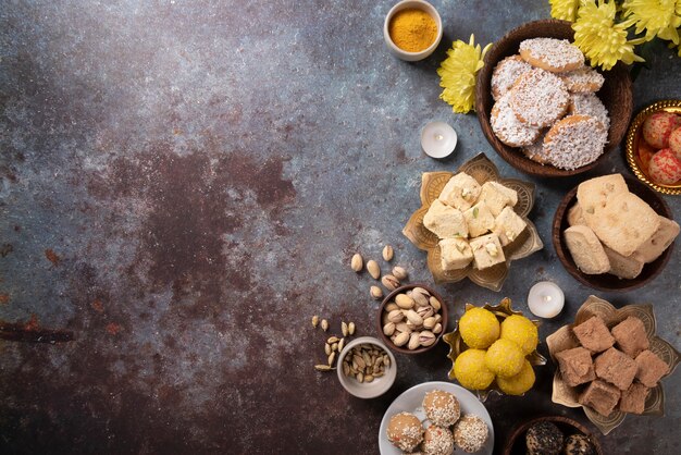 Delizioso dessert indiano con spazio per la copia