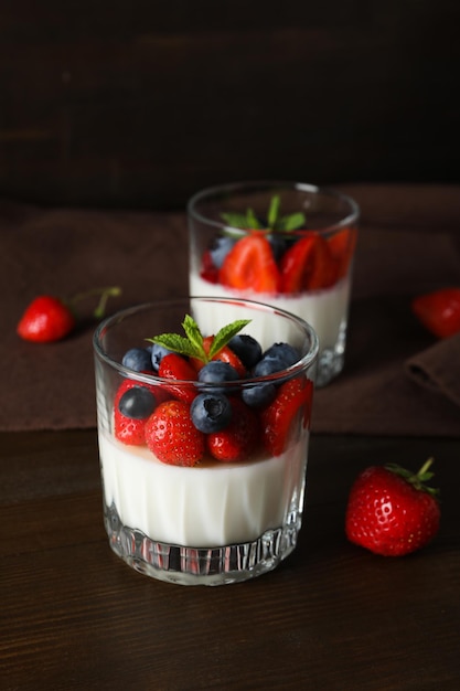 Delizioso e dolce dessert Panna Cotta composizione per un gustoso concetto di dessert