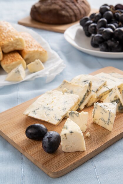 Delizioso formaggio ad alto angolo a bordo