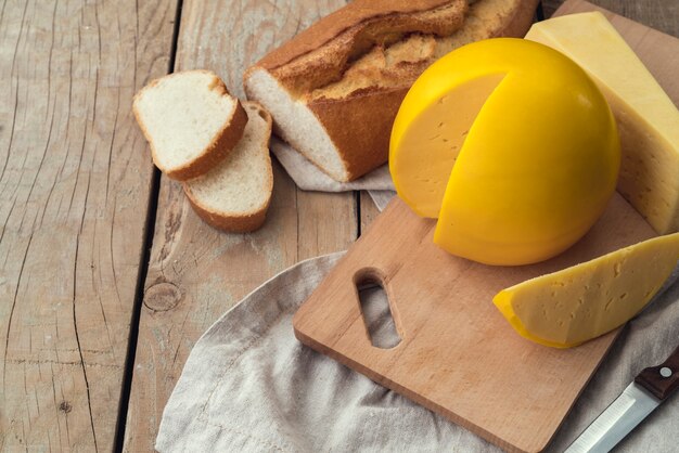 Delizioso formaggio casereccio con pane