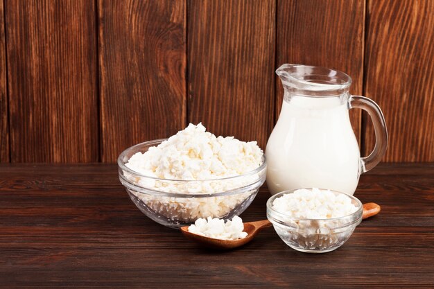 Delizioso formaggio e latte in caraffa