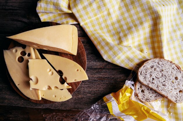 Delizioso formaggio su tavola di legno e pane