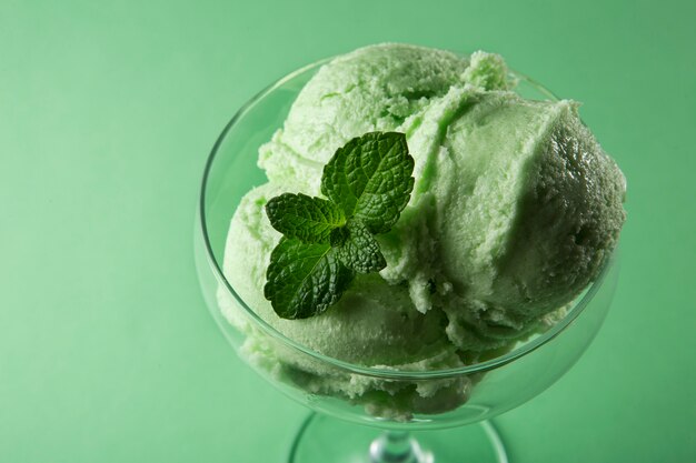 Delizioso gelato verde ancora in vita