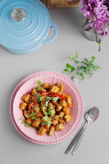 Delizioso gulasch con erbe aromatiche vista dall'alto