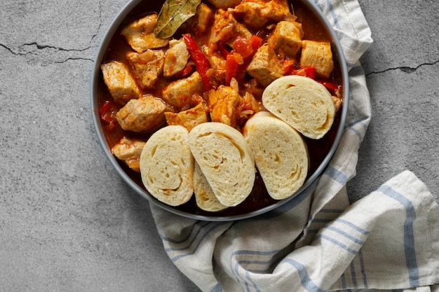 Delizioso gulasch con pane sopra la vista