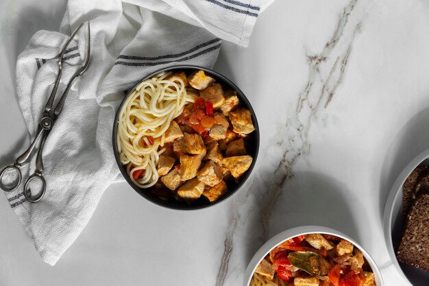 Delizioso gulasch e tagliatelle vista dall'alto