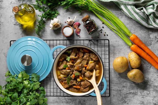 Delizioso gulasch e verdure vista dall'alto