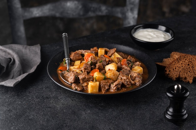 Delizioso gulasch pronto per la cena