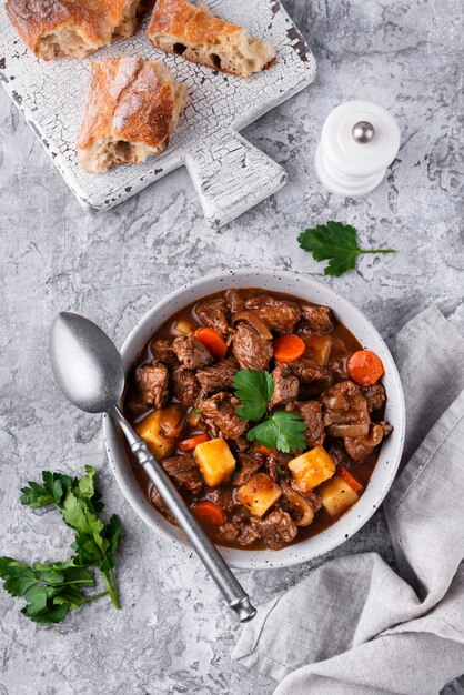 Delizioso gulasch pronto per la cena