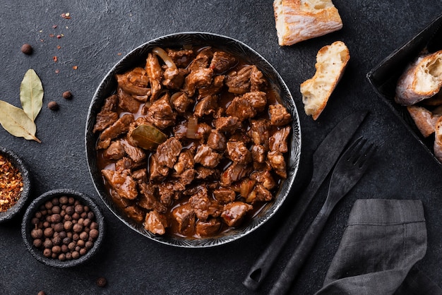 Delizioso gulasch pronto per la cena