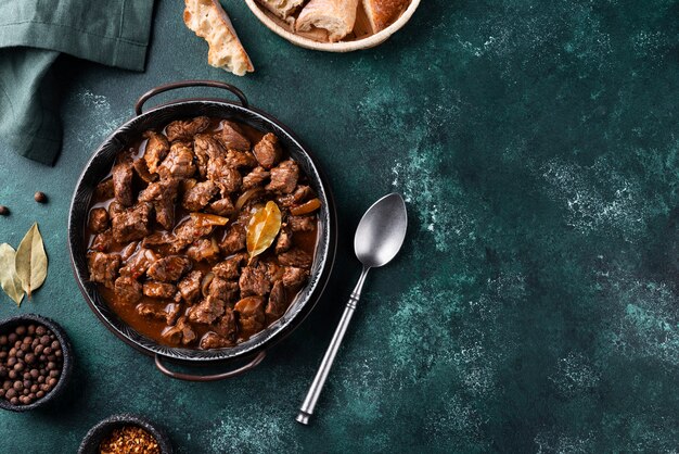 Delizioso gulasch pronto per la cena