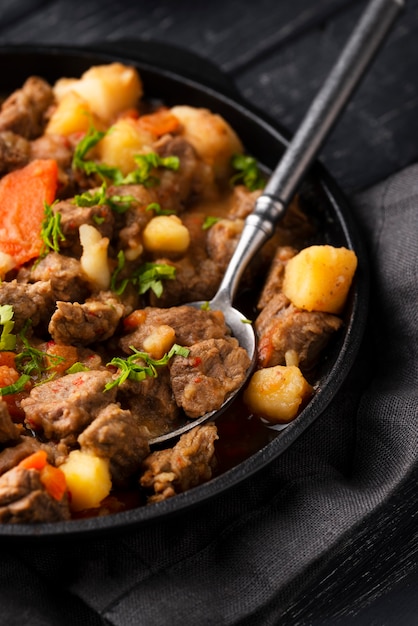 Delizioso gulasch pronto per la cena