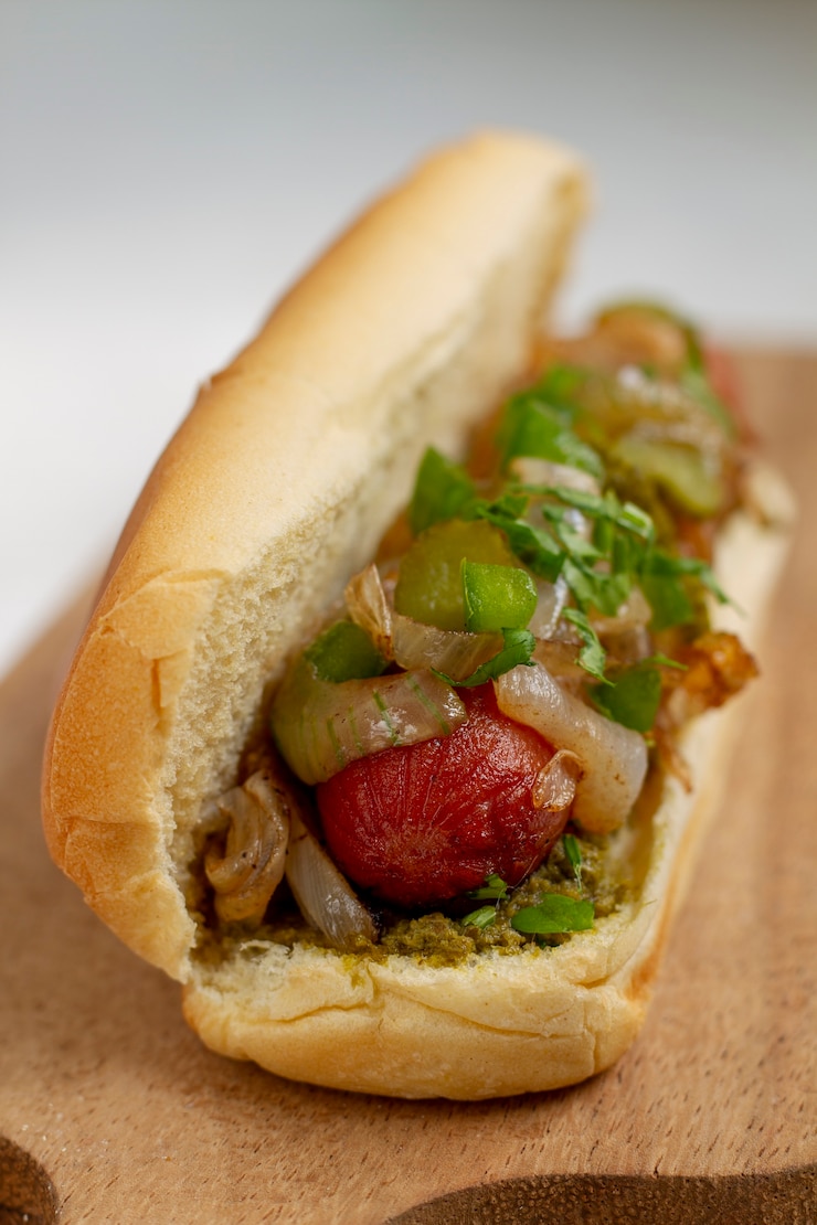 Foto gratuito delizioso hot dog ad alto angolo