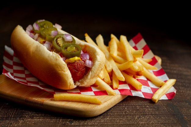 Delizioso hot dog e patatine fritte ad alto angolo