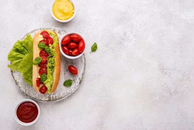 Delizioso hot dog sulla piastra vista dall'alto