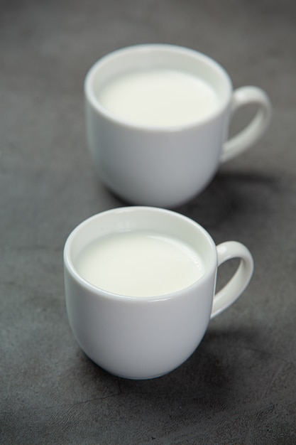 Delizioso latte fresco in un bicchiere.