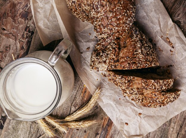 Delizioso pane con barattolo di latte