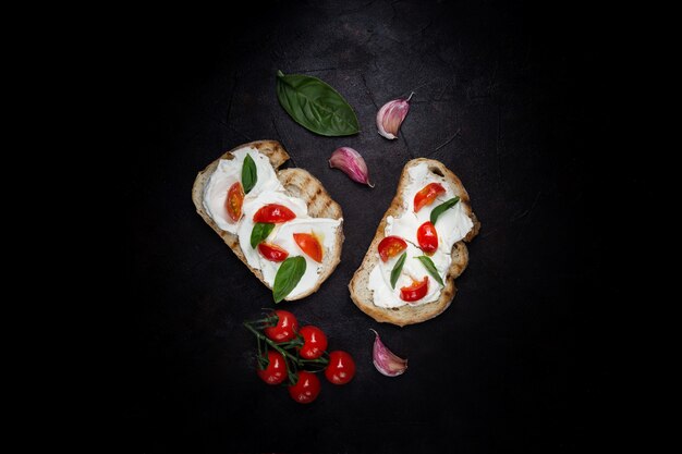 Delizioso pane con formaggio e pomodoro