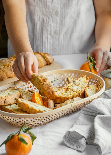 Delizioso panino arancione sul tavolo