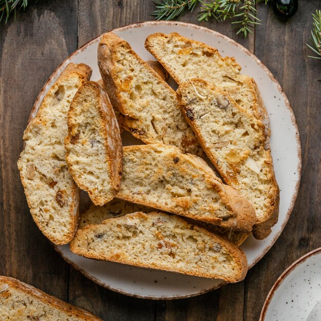 Delizioso panino arancione sul tavolo