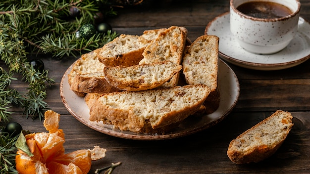 Delizioso panino arancione sul tavolo