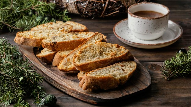 Delizioso panino arancione sul tavolo