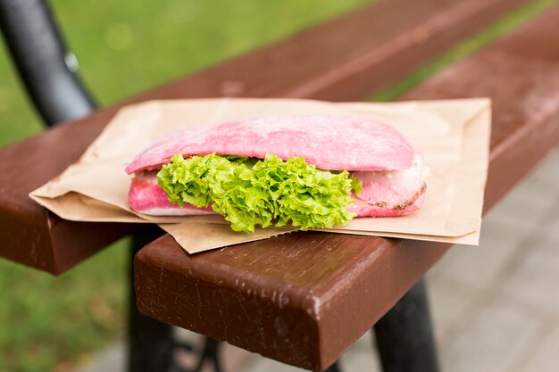 Delizioso panino posto sul banco