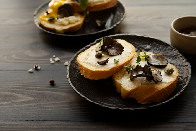 Delizioso pasto al tartufo ad alto angolo