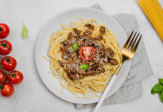 Delizioso piatto con spaghetii alla bolognese sulla scrivania
