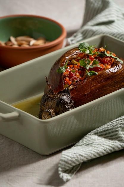 Delizioso piatto di melanzane ad alto angolo ancora in vita