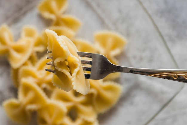 Delizioso piatto di pasta con forchetta