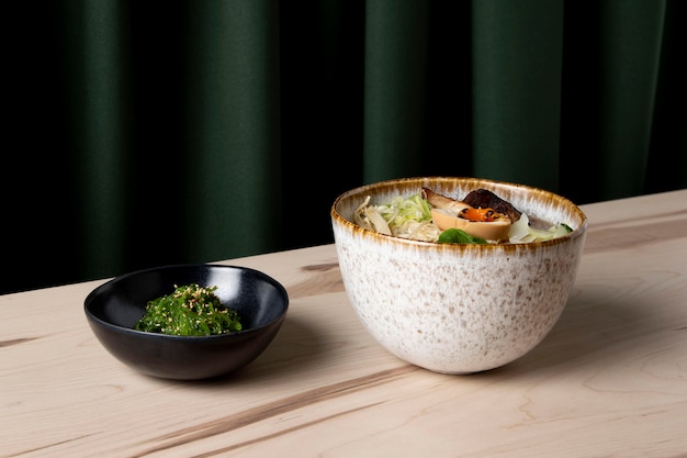 Delizioso ramen con il concetto di insalata di alghe