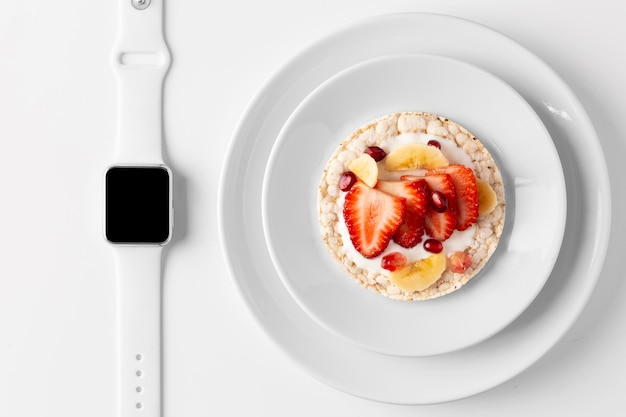 Delizioso spuntino sano e smartwatch