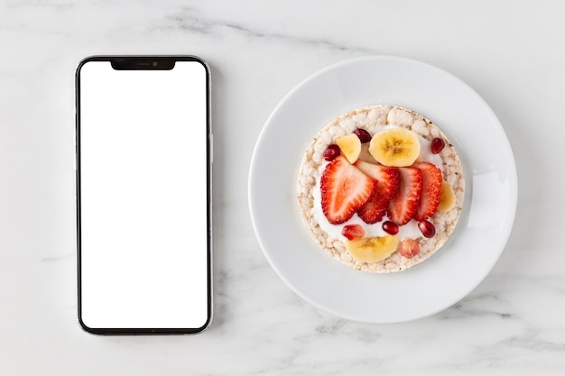 Delizioso spuntino sano e telefono cellulare