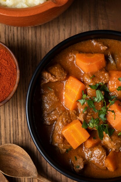 Delizioso stufato di gulasch sul tavolo