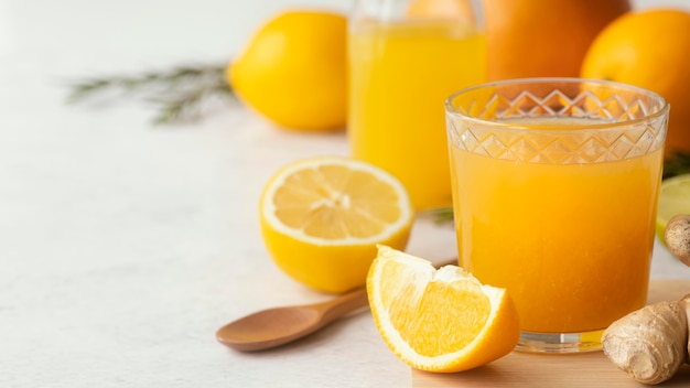 Delizioso succo d'arancia in vetro