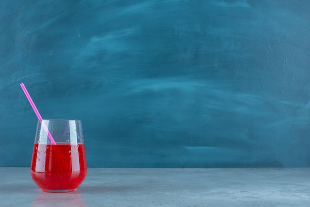 Delizioso succo di melograno con semi e paglia.