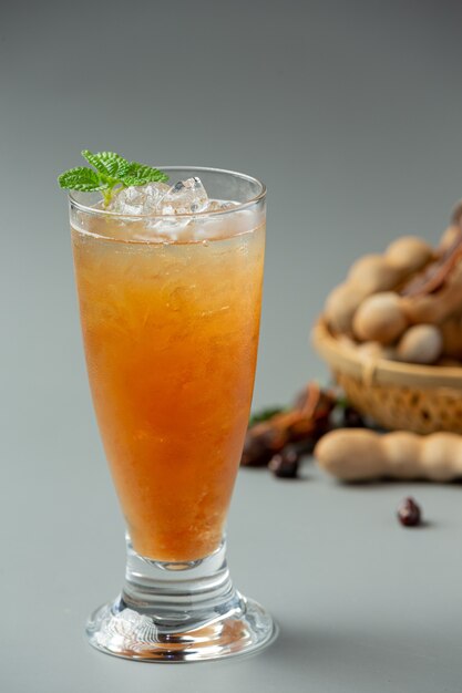 Delizioso succo di tamarindo bevanda dolce sulla superficie grigia