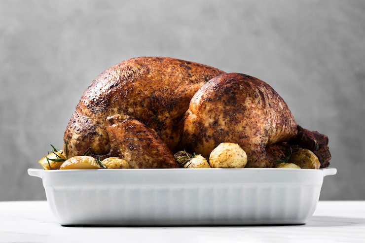 Foto gratuito delizioso tacchino arrosto sul vassoio.