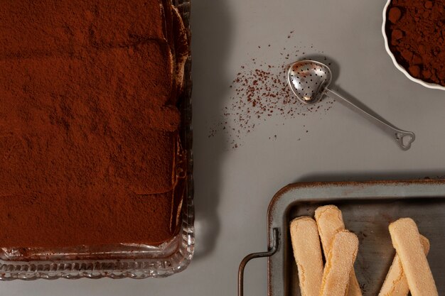 Delizioso tiramisù su vassoio piatto