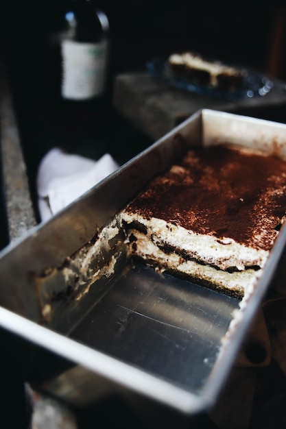 Delizioso tiramisù tagliato in una teglia profonda un dolce italiano al caffè