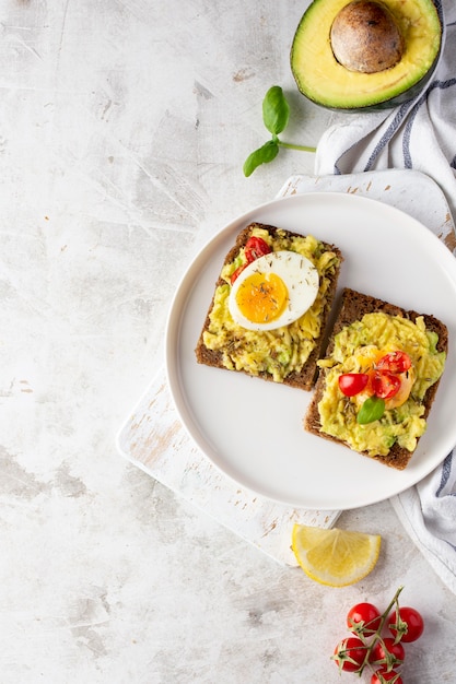 Delizioso toast con crema vegetariana e metà di avocado