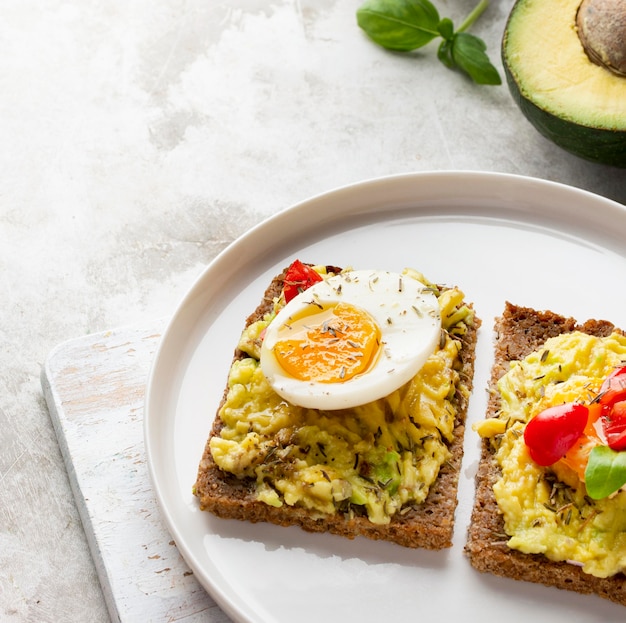 Delizioso toast con crema vegetariana