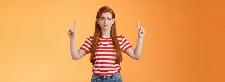 Foto gratuito delusa, sconvolta, carina, piagnucolosa, timida, rossa, faccia cupo, espressione triste, lamentarsi, piangere.