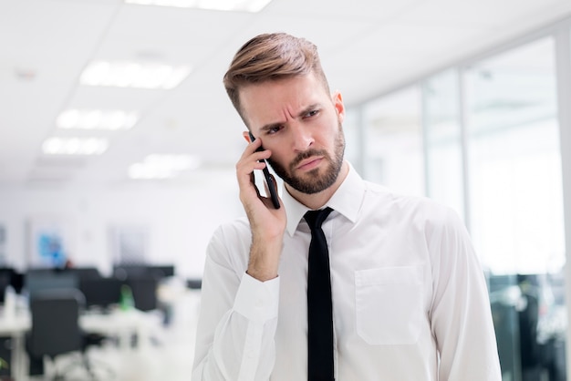 Deluso uomo parla al telefono