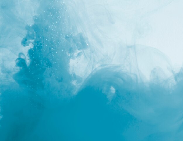 Densa nuvola blu di foschia in liquido