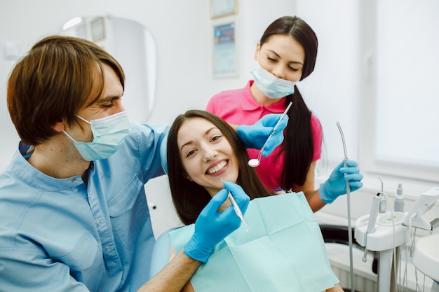 Dentista a lavorare con il suo assistente